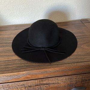 Omens sun hat all black with bow and stitched detail